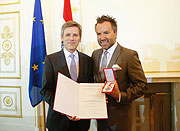 Am 22. Mai 2015 überreichte Kunst- und Kulturminister Josef Ostermayer (l.) das Goldene Ehrenzeichen für Verdienste um die Republik Österreich an Uwe Kröger (r.). (©Foto: Hans Hofer)